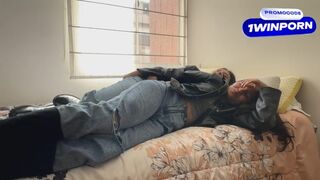 Două lesbiene nenorocite în haine de piele și cizme