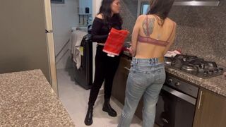Baby-sitter începe să facă ore suplimentare în timp ce soţul meu e în cameră