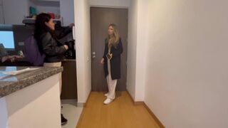 Fac dorinţele lesbiene ale fetei de alături din recunoştinţă