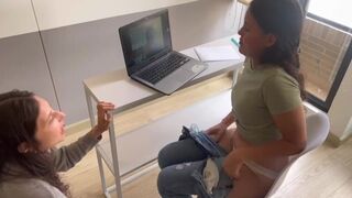 Îmi linge păsărica pe cameră la atelierul prietenei mele
