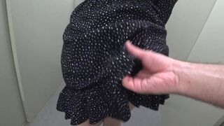 Soţia îşi înşeală soţul cu un coleg în faţa casei