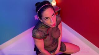 Lana. Cohen Milf se fute singură cu un vibrator în timp ce poartă un dop fund