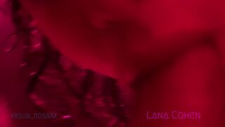 Lana Cohen o suge şi i-o trage la duş, îi pulverizează faţa