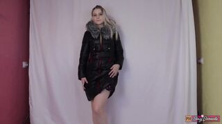Dansul seducător al fetei într-o haină groasă