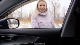 Dacă nu sunt bani pentru taxi, plăteşte cu păsărică!