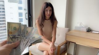Room service hotel - gazda a fost de acord să facă sex cu oaspetele pentru bani