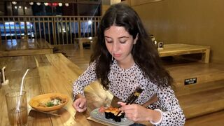 Mi-a plăcut faţa lui în subsolul unei fete, mâncând cu o faţă drăguţă pe guşe de sushi