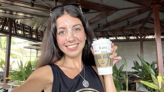 Adolescent sex oral în baie de Starbucks - spray pula pe fața lui după cafea cu noroi în mijloc