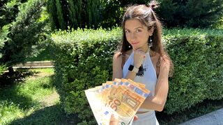 Cu cât se ocupă o adolescentă rusoaică de sex în grup?