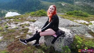 Adolescenta rosie care se masturbeaza in munti la orgie