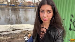 Fata Spermafresh merge în parc cu stropi fierbinte pe fata ei