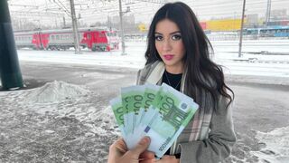 Seducţia trenului: invităm o fată să arunce direct în dulap