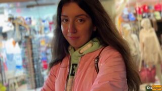 Fata sedusă pe stradă gata să plătească pentru un nenorocit sălbatic