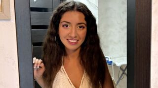 Adolescentul vecin a intrat în casa mea, şi-a scos chiloţii şi mi-a oferit o păsărică sexy