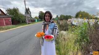 L-am rugat pe fermier să-mi arate cum hrăneşte fructe şi legume suculente