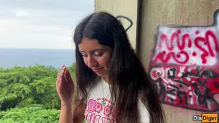 Mi-am dus sora vitregă la o casă abandonată şi i-am tras-o cu vedere la plajă