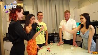 Sexul de anul nou în clubul Swingers - o luptă mare penis!