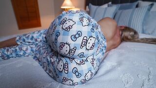 Mama Mostoha se trezește din cauza cozii ei rigide, îl ajută pe fiul ei să se bucure de ea repede