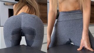 Adolescenta se freca salbatic la masa in timp ce picioarele ei sunt pline de stropi