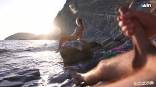 Fuckflash pe plaja nudist: fata străin ajutat să se bucure
