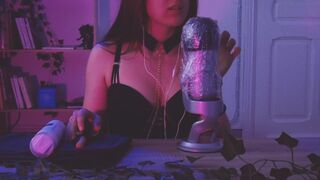 Teenage Girl Whispering Mouth Suge Joc de numărare
