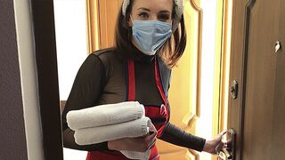 Menajera se întoarce la vechiul hotel cu sânii ei mari