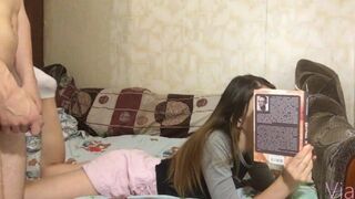 A aşteptat până a pus cartea jos şi i-a tras-o - Via Hub