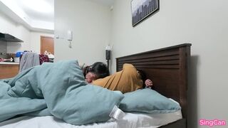 Ea trezește milfs asiatice și prietenul ei dracu 'sub pătură 2024!