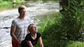Păsărică blondă adolescent și gură acoperit în natură frumoasă