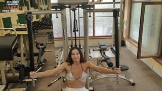 Mama vitregă fierbinte i-o trage băiatului după antrenament în spălătorie