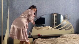 Mama vitregă milf fierbinte într-o robă de mătase sare pe pula ei şi se sinucide