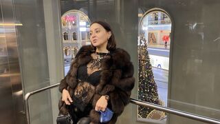 O felaţie periculoasă pe drum şi în lumea bărbaţilor de la mall - în public!