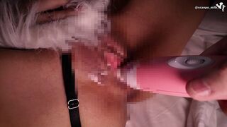 Frumuseţea bărbierită se fute sălbatic la câini, intră şi o excită cu un vibrator!