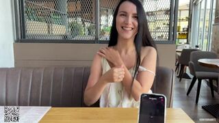 Eva se bucură de restaurantul public cu vibratorul ei Ferri telecomanda