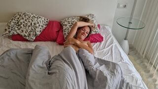 Tipul sexy i-o trage soţiei amicului său după ce pleacă şi face un videoclip pentru el