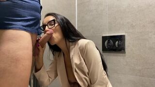 Şeful şi-o trage cu secretara excitată din toaletă
