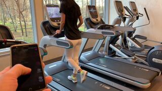 Masturbare publică în cameră cu cocoș artificial în timpul fitness Part 3