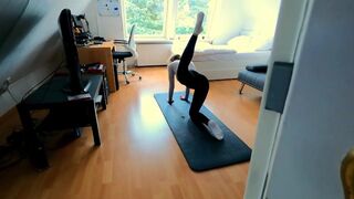 Adolescenta de fitness s-a arătat cu degetul şi i-a tras-o tare