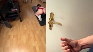 Îndesat într-un apartament de student: o studentă sexy nu poate rezista scula mea tare