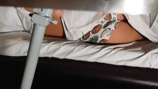 În tren, şi-o trage public cu partenerul său de pasageri căsătorit, pretinzând că e producător