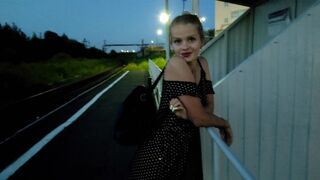 Blondă fierbinte, aşteptând trenul, primeşte o sculă uriaşă şi o împuşcă în public
