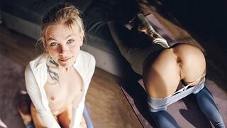 Adolescenta blondă şi-o trage tare în pantalonii ei de yoga