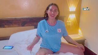 Fata sexy iubeste fotbalul si dracu 'tare