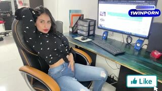 Secretara sexy e de rahat şi şi-o trage cu scula şefului până când intră în gură