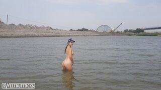 El se scaldă gol în râu şi labirinturi pe plajă