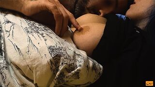 Sarutari fierbinti si san lins pentru un adolescent cu sfarcuri perfecte