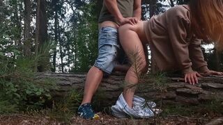 Un străin i-o trage într-un magazin de câini după ce i-o sug în pădure