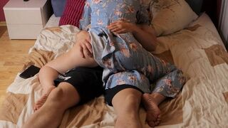 Mama Mostoha şi-a prins fiul vitreg cu porno şi a ajutat-o să se bucure repede