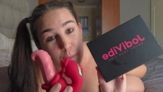 Medusa despachetează şi se joacă cu un clitor- şi g vibrator cu două limbi