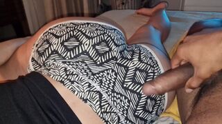 Fiul lui Mostoha mă bate cu chiloţii şi mă stropeşte în faţă